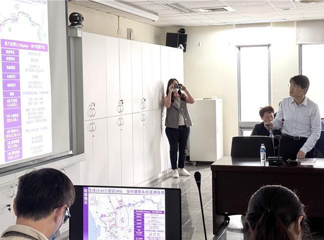 交通委员会9日到高雄考察，高雄市捷运工程局副局长王正一（中右）9日报告捷运紫线可行性研究。（林瑞益摄）
