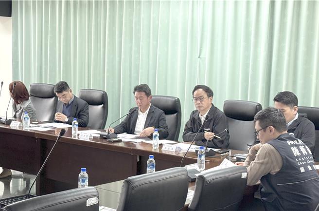 交通委员会9日南下高雄考察，交通部政务次长伍胜园（左二起）、民进党立委许智杰、李昆泽等人出席会议。（林瑞益摄）