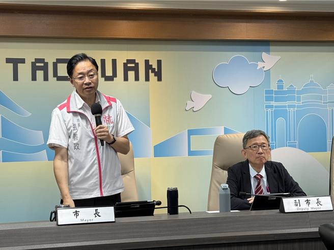 曾任台大醫院副院長的桃園市副市長王明鉅（右）說，好的、進步的醫院應該是1人1間病房，至少也要2人1間，才能避免傳染病擴大。（蔡依珍攝）