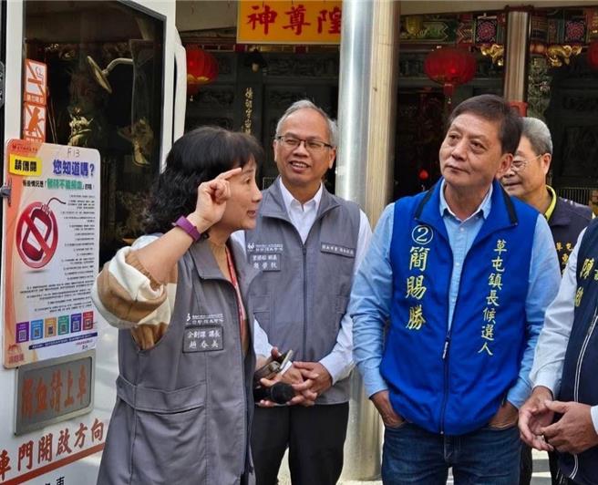 简赐胜解释，当天他拿选举文宣告诉对方，讲话要有根据，不能随便抹黑。（简赐胜提供／杨静茹南投传真）