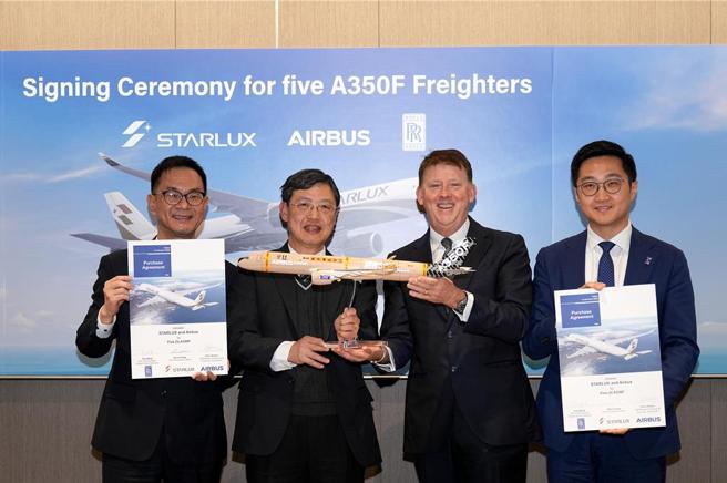 星宇航空五架A350F貨機選擇權簽約儀式，Airbus資深副總裁暨亞太區商業客戶主管Chris Drewer致贈A350F貨機模型給星宇航空。圖／星宇提供