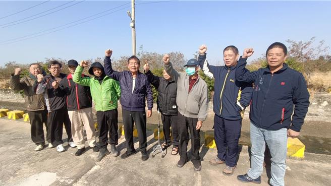 金門浦邊村汙水系統揚水井因抽水馬達故障導致汙水溢出流入大排，附近逾百戶居民難忍飄散的糞水惡臭求助無門；日在金沙鎮民代表會主席周水土（中）與多位代表陪同下前往現場會勘，抗議怒喊要求主管機關立即改善。（圖／民眾提供）