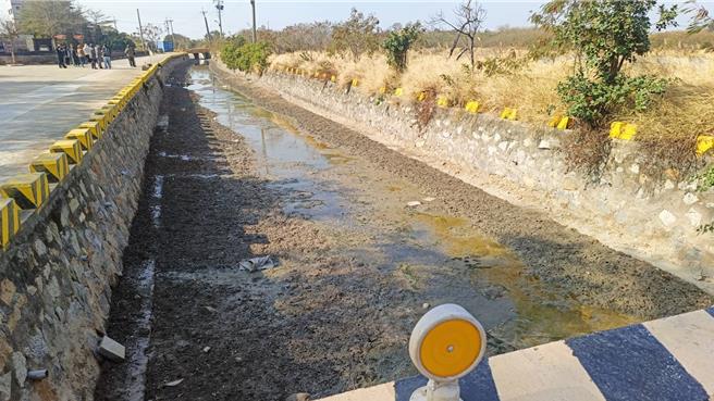 金門浦邊村汙水系統揚水井因抽水馬達故障導致汙水溢出流入大排，附近逾百戶居民難忍飄散的糞水惡臭，求助無門。（圖／民眾提供）