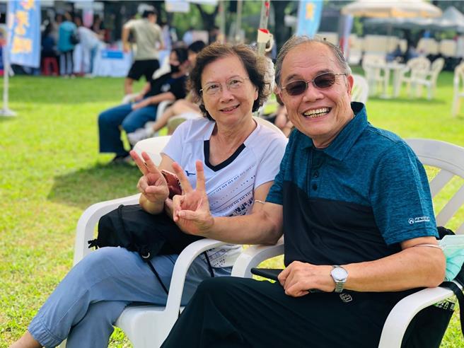 许源东及张秀云夫唱妇随，乐当志工服务长辈。（弘道基金会提供／廖素慧嘉市传真）