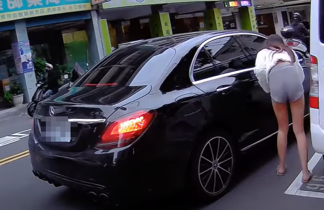 有輛賓士車違停在車道上導致塞車，後車頻按喇叭，沒想到1名長腿妹感到不滿竟嗆「靠X喔」後，進入副駕駛座。（圖／翻攝自WoWtchout - 地圖型行車影像分享平台）