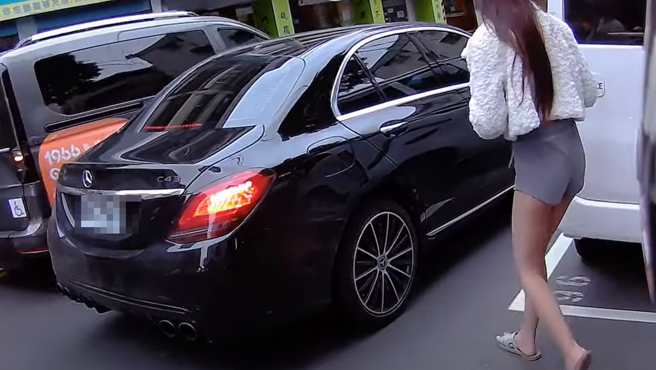 有輛賓士車違停在車道上導致塞車，後車頻按喇叭，沒想到1名長腿妹感到不滿竟嗆「靠X喔」後，進入副駕駛座。（圖／翻攝自WoWtchout - 地圖型行車影像分享平台）