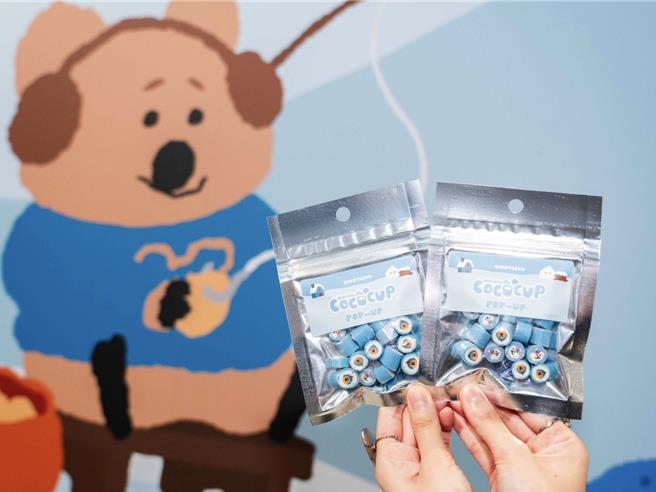 「DINOTAENG COCOCUP」快閃店推出台灣獨家糖果，上面印有QUOKKA和BOBO大頭。（石智中攝）