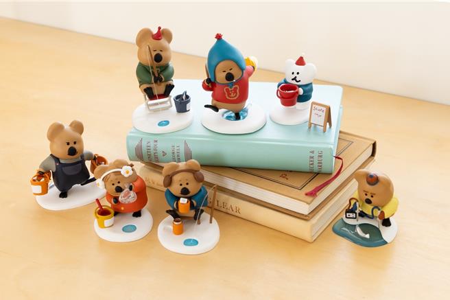 「DINOTAENG COCOCUP」快閃店的「收藏公仔系列盲盒」，共有6款經典加1款隱藏款。（LINE FRIENDS提供／徐梓榕台北傳真）