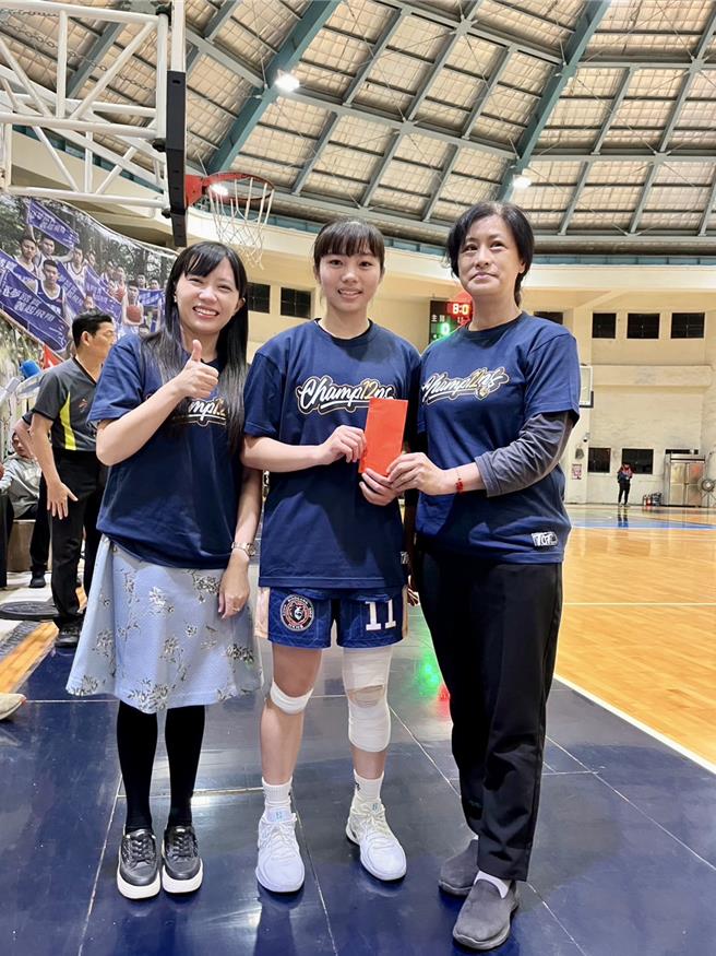 小港高中女篮队缔造12连霸新纪录，家长会长顏丽容（右）致赠篮球队奖金。并与女篮队长黄子芸（中）、小港高中校长薛钰勤（左）合影留念。（小港高中提供／纪爰高雄传真）