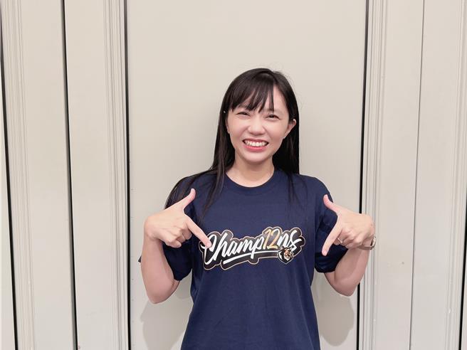 小港高中女子篮球队缔造12年连霸新纪录，校长薛钰勤穿上12连霸T恤，为女篮队代表高雄打入全国加油。 TGF赞助厂商除赞助小港高中女篮球衣、保暖衣等外，也替女篮制作12连霸的应援周边商品，并赞助球队训练与比赛经费。（小港高中提供／纪爰高雄传真）