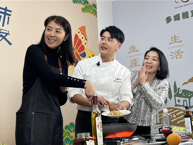 南投县政府9日启用品味南投直播空间，直播首秀由南投县长许淑华（左1）携手明星主厨陈昆煌（左2）烹煮3道创意年菜，销售在地尚青的蔬果。（杨静茹摄）