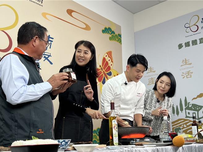 南投县长许淑华携手明星主厨陈昆煌烹煮创意年菜，强调推出直播首秀3重优惠。（杨静茹摄）