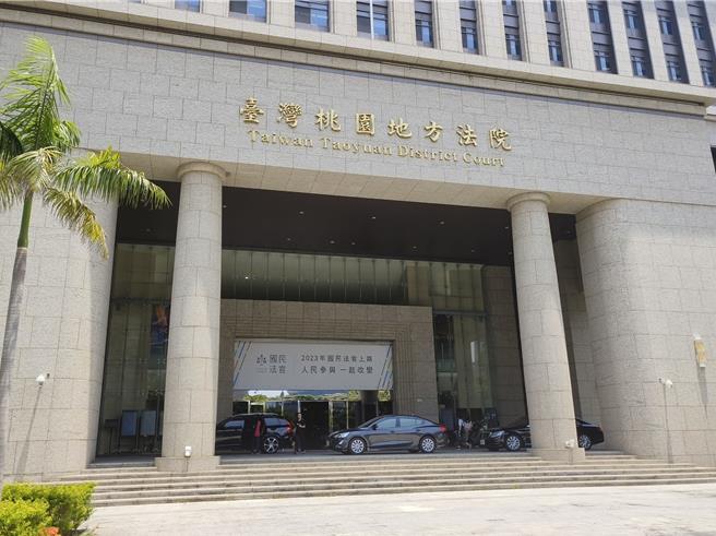 陈姓男子与2名少年2020年时在桃园少年观护所收容，竟欺凌另名室友，把剩饭倒入尿液、洗碗精等，强逼其吃下，还迫其喝尿、生吃蟑螂。要室友持沙其玛插入肛门未成，竟逼迫拿牙刷插入。桃园地方法院对陈男依施以凌虐而强制性交罪，处有期徒刑7年8月，可上诉。（赖佑维摄）