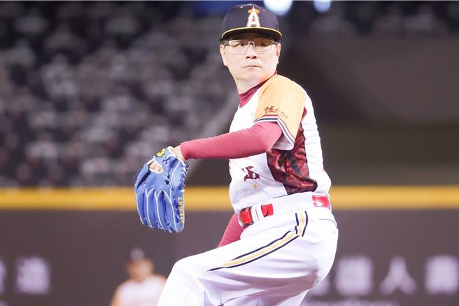 李明洋不僅橫跨國台語歌壇，還是優秀的棒球選手。（安吉莉傳播提供）