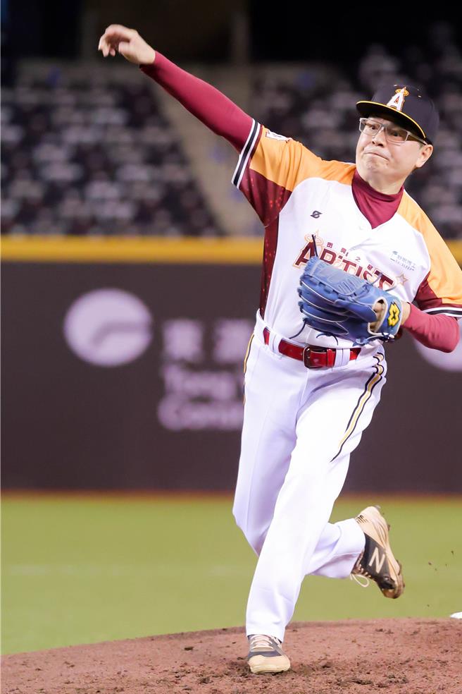 李明洋不僅橫跨國台語歌壇，還是優秀的棒球選手。（安吉莉傳播提供）