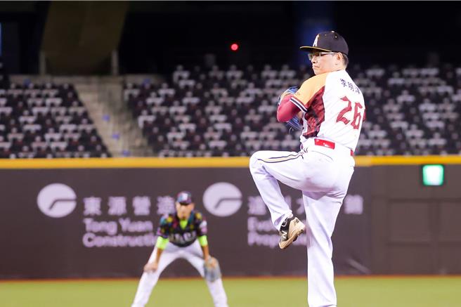 李明洋不僅橫跨國台語歌壇，還是優秀的棒球選手。（安吉莉傳播提供）