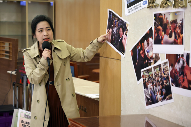 当民进党立委张宏陆、郭国文、锺佳滨9日举行记者会时，国民党立委徐巧芯（如图）在场外举行记者会，抨击3人在立法院议事时的恶行。（姚志平摄）