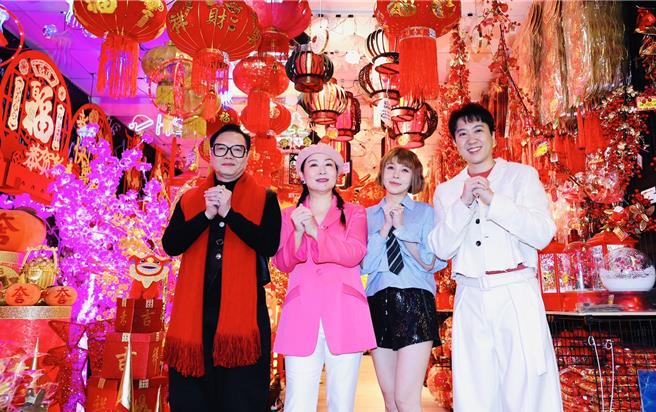 张秀卿9日领军豪记唱片的师妹、师弟萧玉芬与七郎及沈建豪趁工作空檔逛春联大街。（陈俊吉摄）