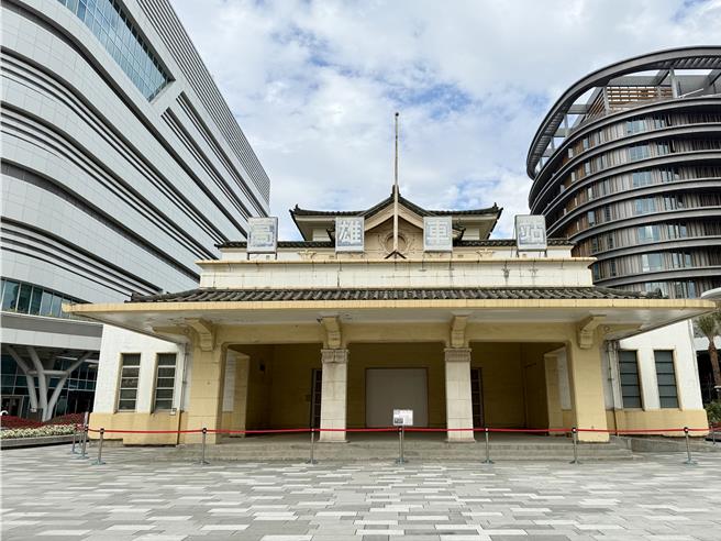 有铁道迷发现，从2021年移回老位置的「帝冠式站体」尚未开始动工修缮，4年来工程停摆，认为整座站体已经变得脆弱。（纪爰摄）