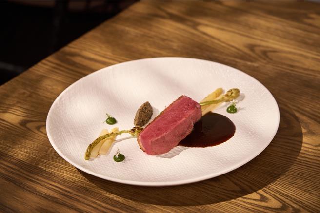 LONGTAIL鸭、黑蒜晚香玉笋。（LONGTAIL提供）