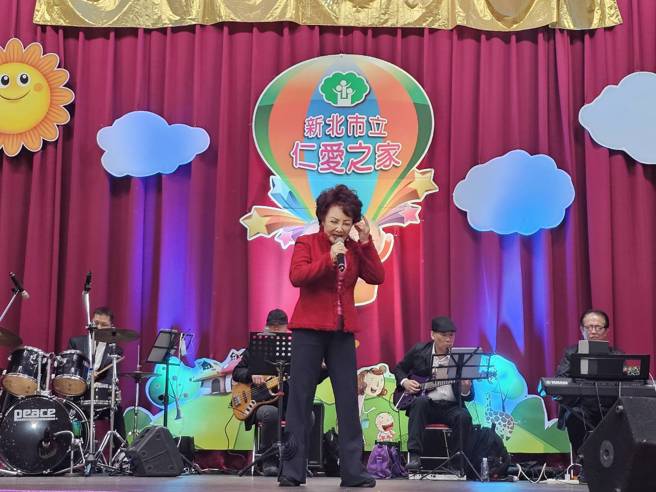 73歲「蘋果花歌后」楊燕9日參加「寒冬送暖 送愛到仁愛之家」公益活動，一連獻唱《香格里拉》、《安平追想曲》、《王昭君》等歌曲。（圖／游定剛 攝）