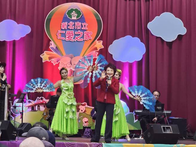 73歲「蘋果花歌后」楊燕9日參加「寒冬送暖 送愛到仁愛之家」公益活動，一連獻唱《香格里拉》、《安平追想曲》、《王昭君》等歌曲。（圖／游定剛 攝）
