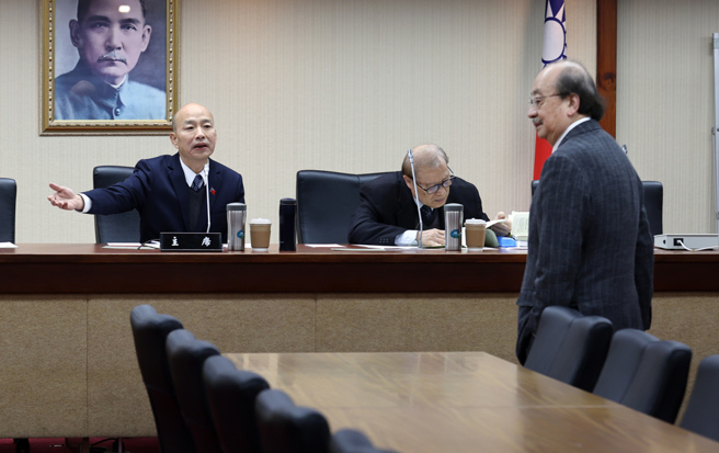 立法院长韩国瑜（左）9日召集各党团研商有关行政院针对立法院三读通过修正「宪法诉讼法第4条、第30条及第95条」移请立法院覆议案，民进党团总召柯建铭（右）出席时，韩请拄着拐杖的柯慢慢来。（姚志平摄）