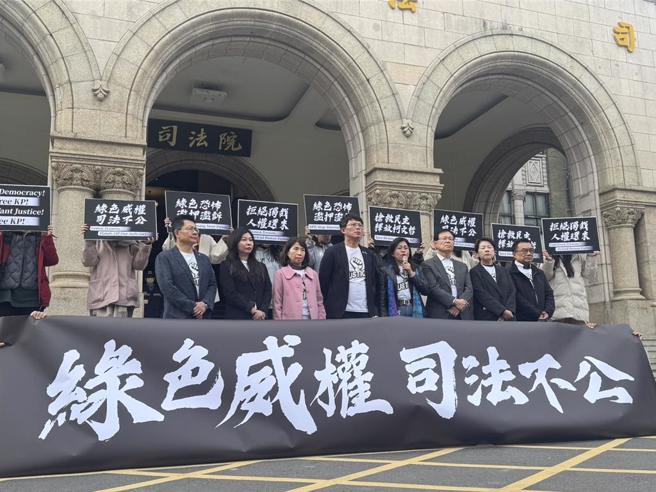民眾黨將於11日司法節總動員集結，民眾黨代理主席黃國昌7日與民眾黨立委到司法院遞交邀請函。（資料照／賴佩璇攝）