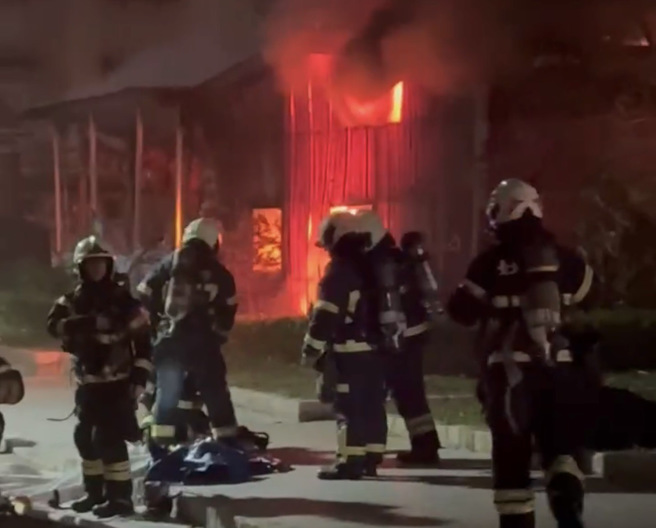 今9日晚间11时13分，台北市士林区承德路四段58巷传出火警。（翻摄画面）