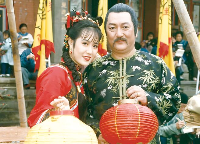 资深艺人林照雄（右）与其女林姿佑（左）在济公中同框演出。图／起而行文化传媒提供