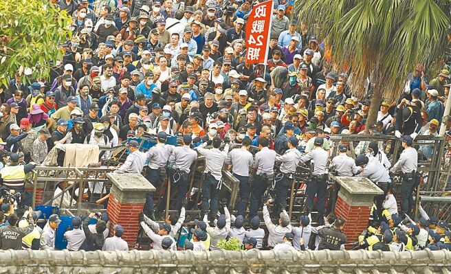 铨叙部长施能杰称有约8成警察退休后，每月可领上限7万4544元退休金，铨叙部选择性公布数据，徒增社会仇恨。图为反军人年改团体2018年在立法院外抗议，与警方发生衝突。（本报资料照片）