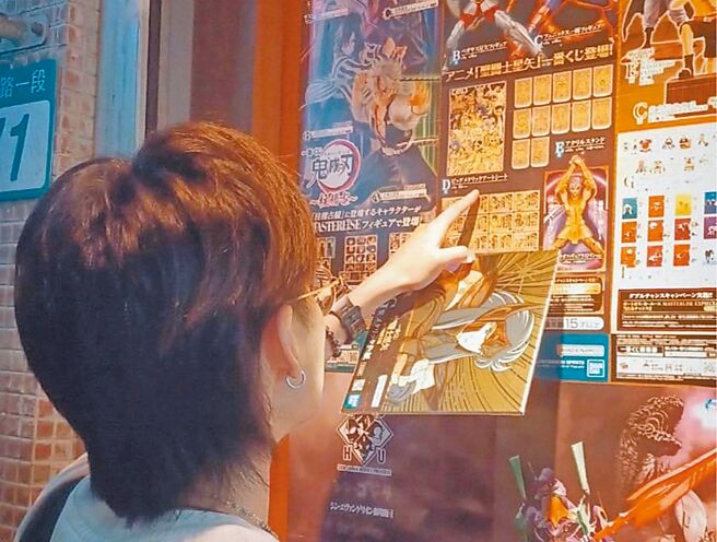 一番赏抽奖活动争议频传，台北市法务局消保官潘宏政建议民眾消费前要核对序号号码，避免店家暗中混籤，并要求清点籤数是否相符。（张珈瑄摄）