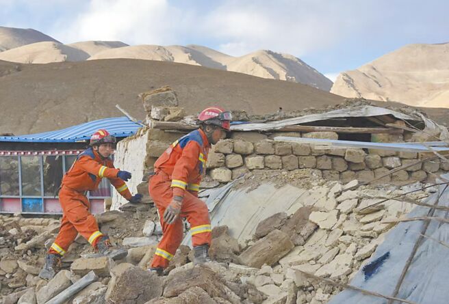 大陸西藏日喀則市定日縣7日發生規模6.8地震，救援人員在災區展開救援行動。（新華社）