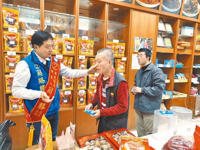 草屯鎮長補選候選人簡賜勝（左）8日到碧山路公有市場，攤商像他的老朋友般熱情聊天。（簡賜勝提供／楊靜茹南投傳真）