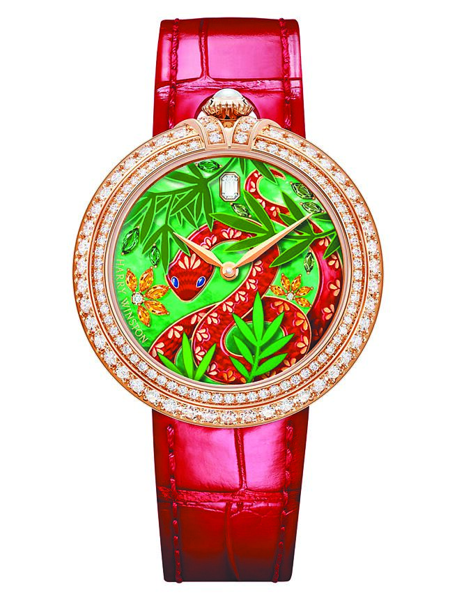 海瑞溫斯頓在金蛇年推出18K玫瑰金（見圖）與18K白金兩款生肖限量表，分別代表白天與夜晚，有靈蛇日夜守護財富的意義。（Harry Winston提供）