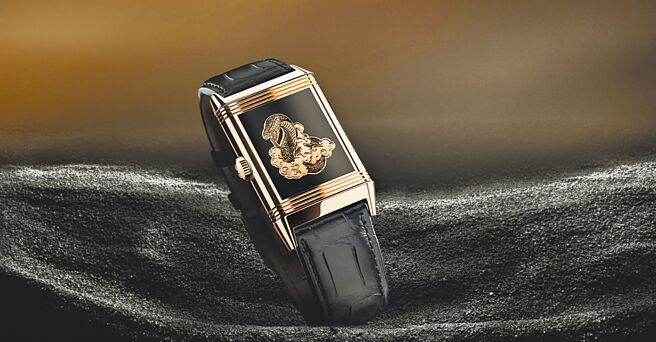 積家在蛇年推出第三款生肖表Reverso Tribute Enamel「Snake」翻轉系列琺瑯蛇年紀念表，361萬元。（Jaeger-LeCoultre提供）