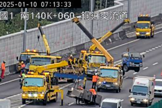 上班注意！國1北銅鑼段2小貨車追撞翻車 回堵2K