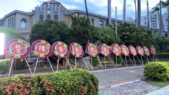 台南女师调职 同行竟送6对「师生脱离苦海」花圈摆校门 法院判免赔