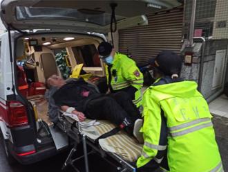 基隆男4樓陽台砸東西「揚言放火」 警消疏散住戶對峙2小時破門壓制