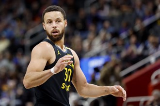 NBA》柯瑞末节关键四分打 勇士惊险斩断地主活塞5连胜