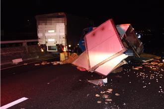 國1五楊高架道凌晨2車對撞！小貨車車廂全毀 2人輕傷