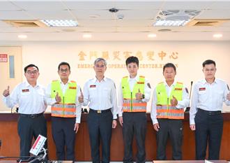 金門首創榮譽胸章！消防局表揚「與死神拔河的英雄們」