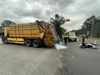 新莊死亡車禍！25歲男騎士自摔  衝進清潔隊垃圾車底慘死