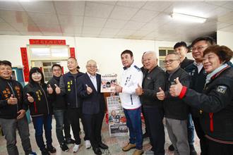 苗縣府關懷獨居長輩 贈300台瓦斯爐安全裝置再送年菜