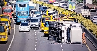 國道1員林段追撞車禍！ 大貨車撞拖吊車側翻再釀連環撞