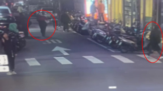 不满丈夫欲载返家 悍妻持刀大马路上追砍