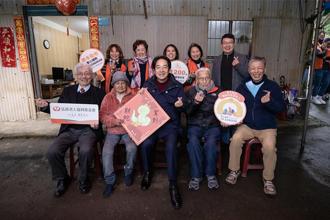 貼春聯化身總鋪師親下廚 賴清德暖心陪獨居阿嬤買年貨