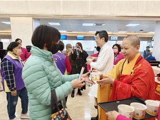 佛寺送暖 2000碗臘八粥暖醫護、病友