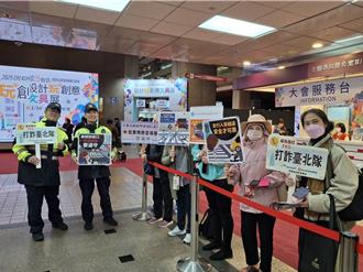 文具展热闹开展！ 信义分局驻点宣导反诈骗、交通安全