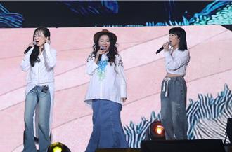 不畏戶外10度低溫！ 民歌最美阿嬤露纖細蠻腰驚豔全場